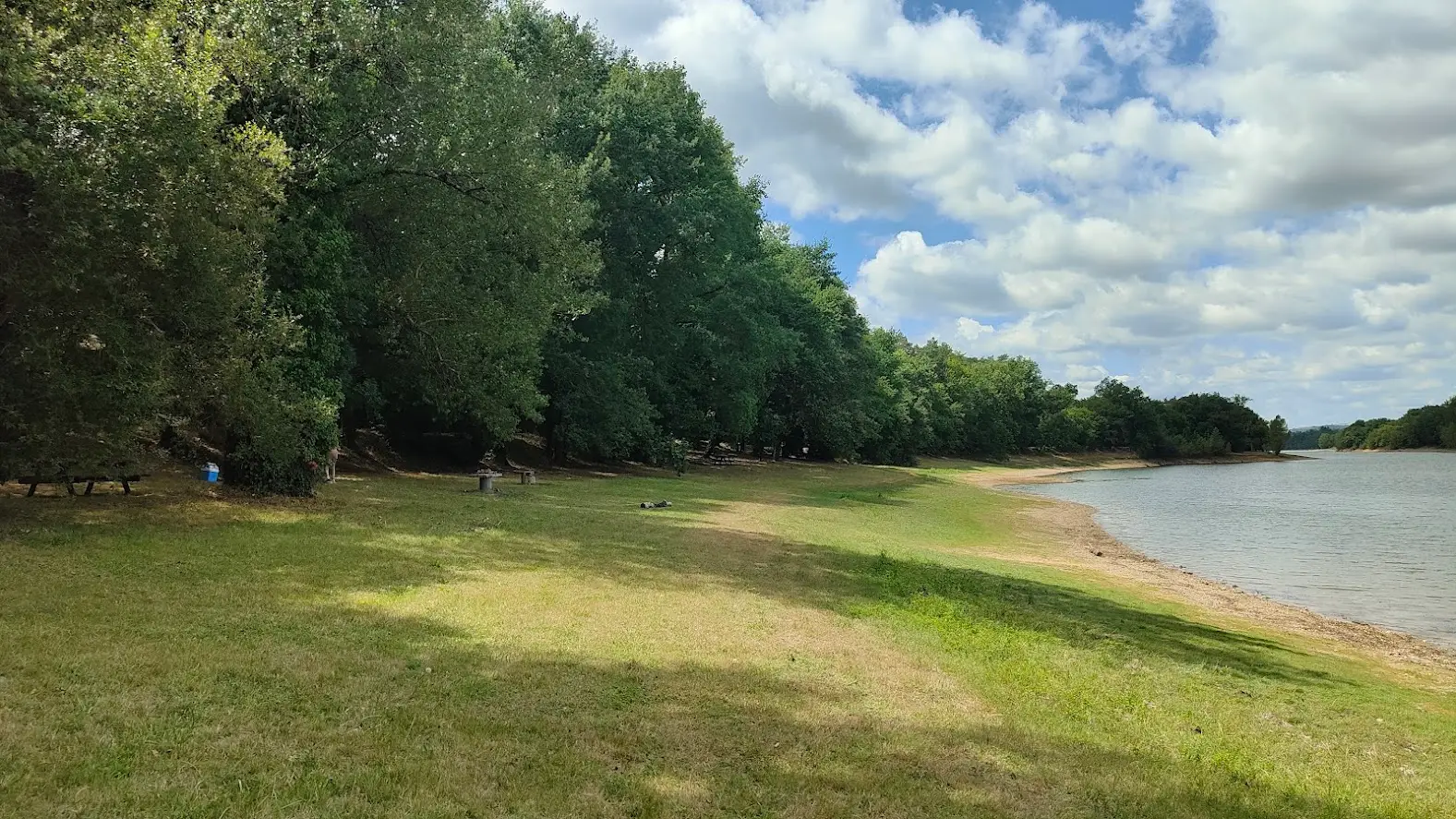 Aire de pique-nique lac de la Roucarié