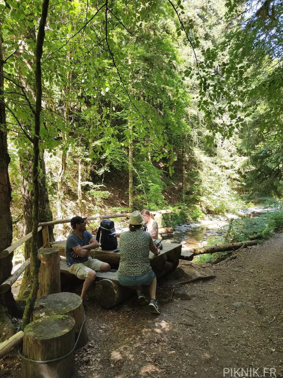 Table de pique nique le long du parcourt dans les gorges